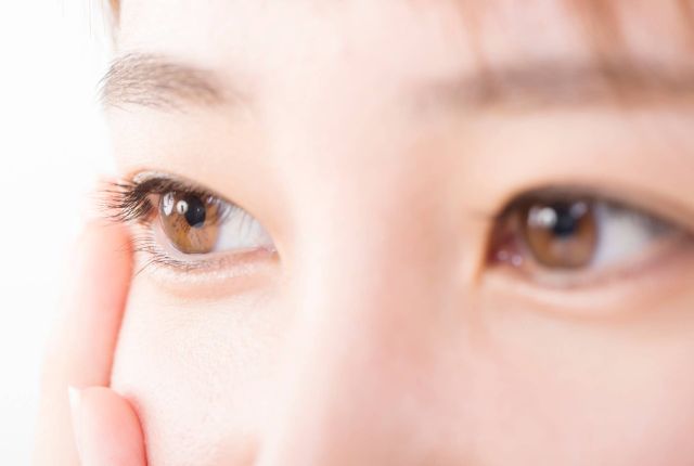 目を見開く女性