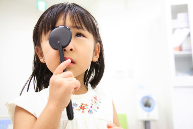 視力検査をする女の子