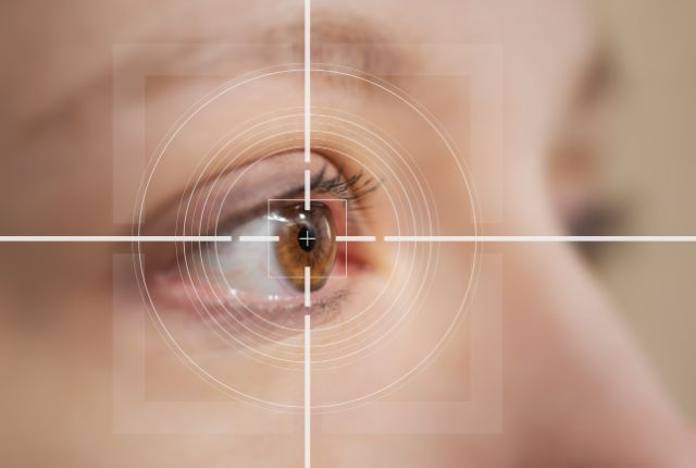 女性の目にフォーカスした写真