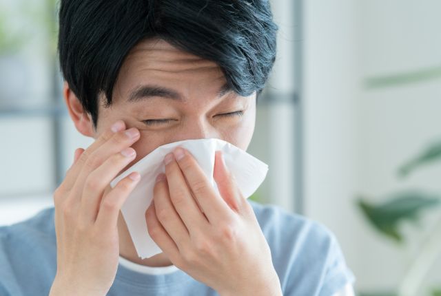 鼻をかむ男性