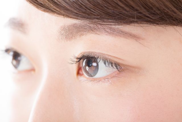 目を見開く女性